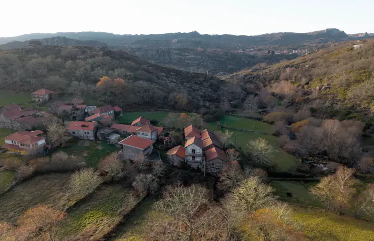 Imagem de drone da aldeia que vai ser reabilitada. 